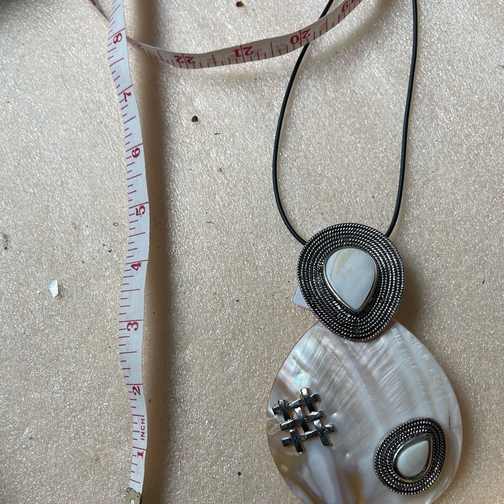 Elegant Shell Pendant Necklace
